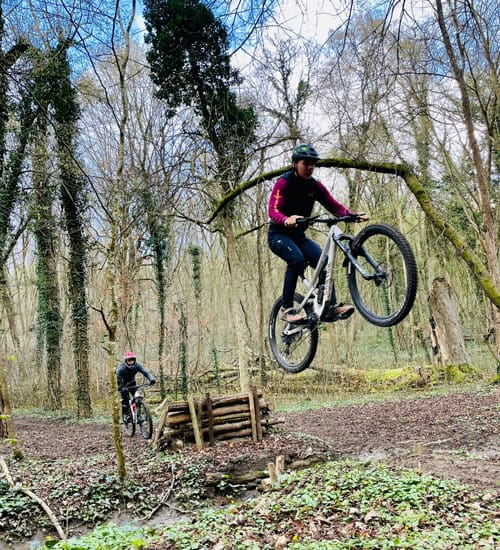 Cours de saut à vélo tout terrain