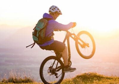 Un-homme-à-vélo-sur-un-champ-contre-le-ciel effectuant un stage de vélo