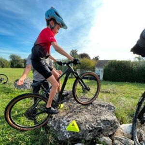 Offre-du-moment jeune homme sur son vélo tout terrain